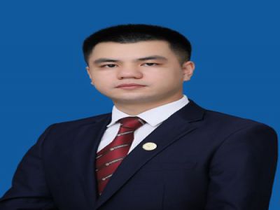 榮元長中學(xué)地理教師，畢業(yè)于西南大學(xué)，曾在成都金堂實(shí)驗(yàn)中學(xué)工作三年，從事高中地理教學(xué)工作。獲得成都市教師微課大賽二等獎，所教高中畢業(yè)班成績優(yōu)異。后就職于深圳，期間外派東南亞兩年，擔(dān)任參加全國聯(lián)考的華僑生、港澳臺學(xué)生地理教學(xué)工作，所負(fù)責(zé)項(xiàng)目組連續(xù)四學(xué)期零投訴。 