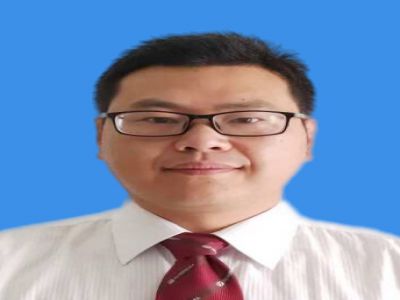 黃健:中學(xué)數(shù)學(xué)一級教師，12年教齡，長期擔(dān)任班主任，帶領(lǐng)過6屆高三參加高考，多名學(xué)生被一流大學(xué)錄取。曾擔(dān)任年級組長、數(shù)學(xué)教研組長，輔導(dǎo)多名學(xué)生在希望杯全國邀請賽和全國數(shù)學(xué)奧賽中獲獎，多次評為校優(yōu)秀班主任、優(yōu)秀教師、骨干教師。獲貴州省六盤水市骨干班主任榮譽(yù)稱號。   六枝特區(qū)第六屆高中數(shù)學(xué)優(yōu)質(zhì)課評委，六盤水市2017屆高中數(shù)學(xué)質(zhì)量監(jiān)測考試命題教師，2018年貴州省普通高中高考評卷教師，并評為優(yōu)秀