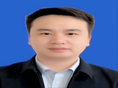張蜀梁:35歲，中學(xué)一級教師大學(xué)本科，帶過九屆高三，成績優(yōu)異，性格活潑開朗，熱愛寫作。曾獲地市級先進(jìn)班主任、地市級優(yōu)質(zhì)課競賽一等獎、縣級高考先進(jìn)工作者