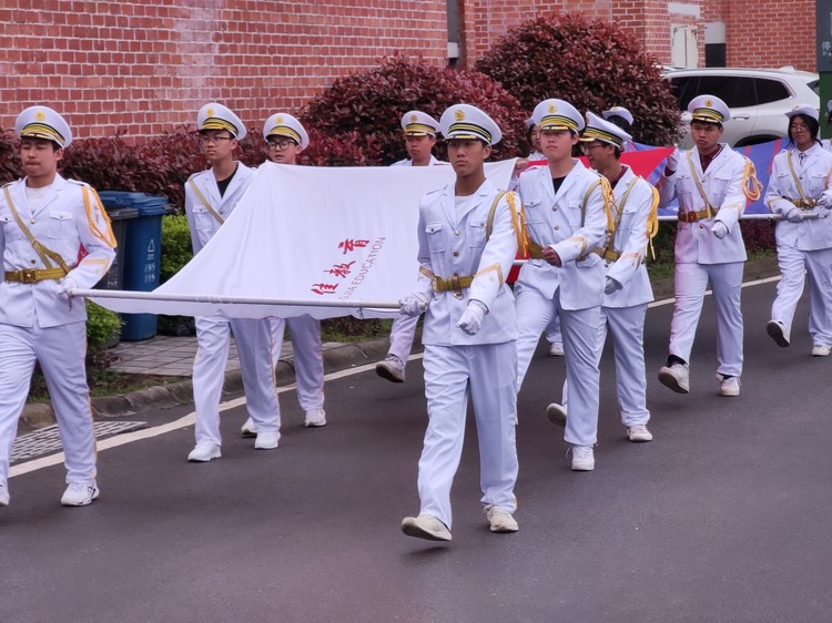 德育之窗|驛路梨花處處開(kāi)，雷鋒精神代代傳 